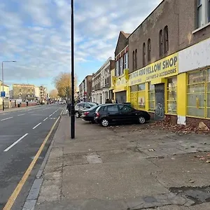 https://cozy-1-bed-flat-in-canning-town.cambridgehotelsuk.com